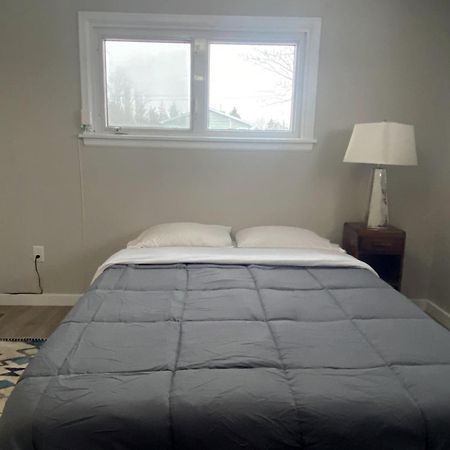 Private Room Lakeview House- Westmount Монктън Екстериор снимка
