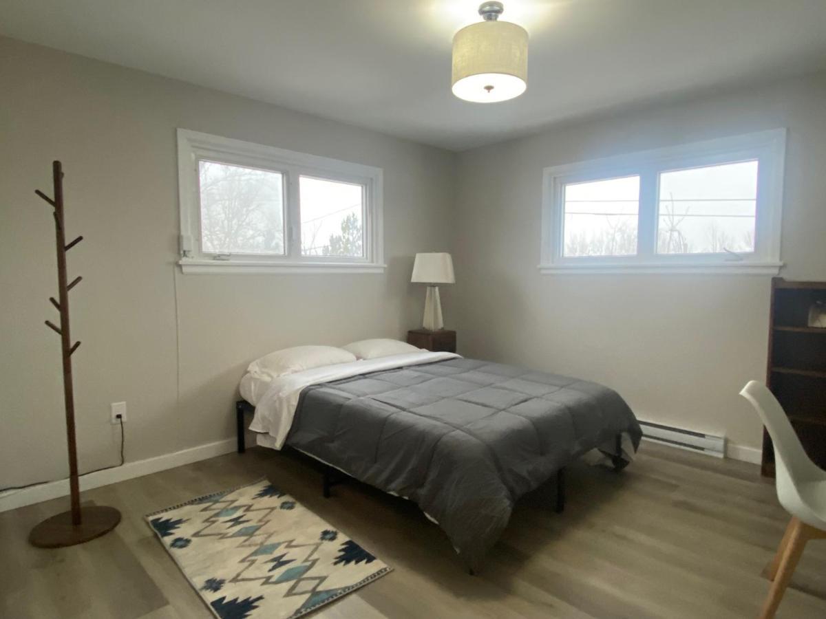 Private Room Lakeview House- Westmount Монктън Екстериор снимка