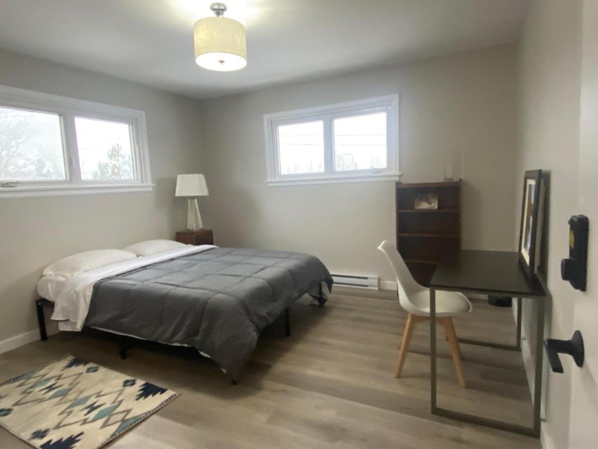 Private Room Lakeview House- Westmount Монктън Екстериор снимка