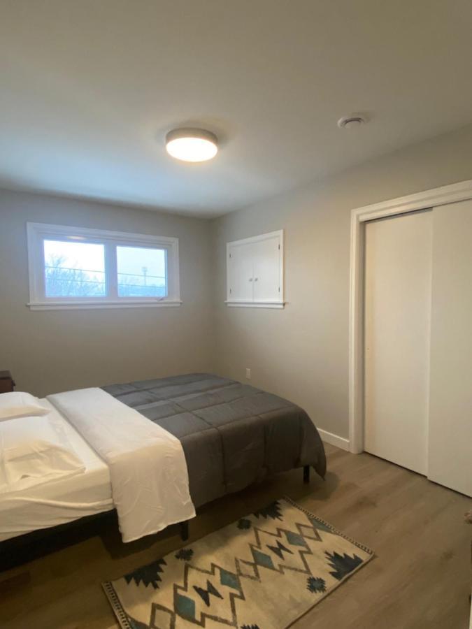 Private Room Lakeview House- Westmount Монктън Екстериор снимка