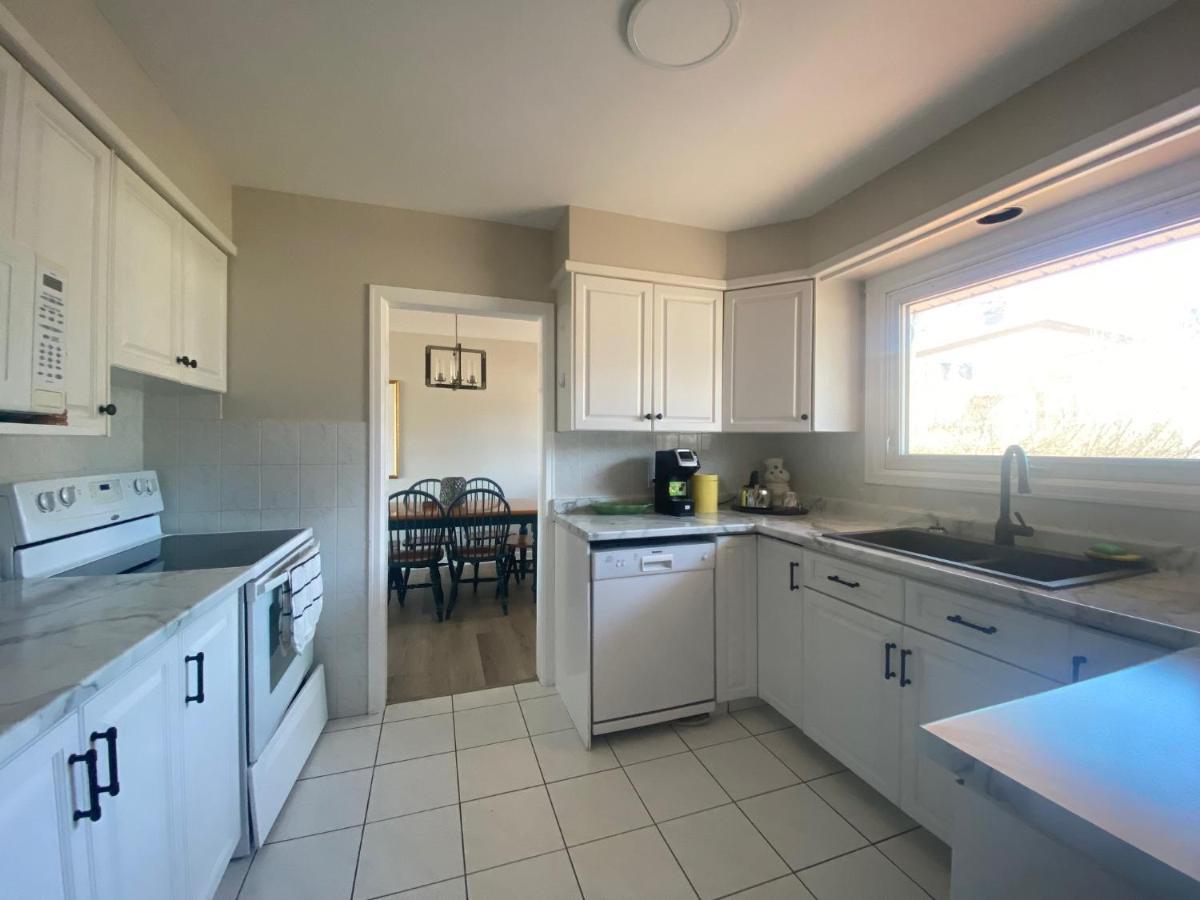 Private Room Lakeview House- Westmount Монктън Екстериор снимка