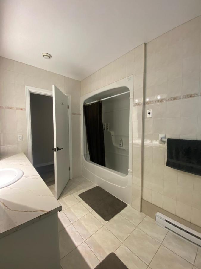 Private Room Lakeview House- Westmount Монктън Екстериор снимка