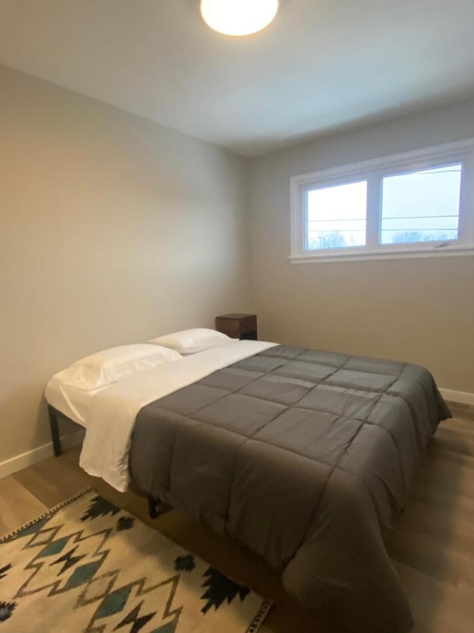 Private Room Lakeview House- Westmount Монктън Екстериор снимка