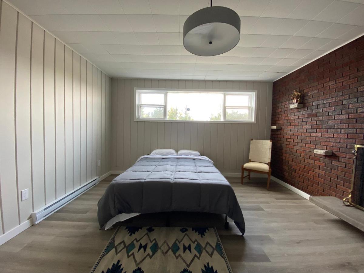 Private Room Lakeview House- Westmount Монктън Екстериор снимка