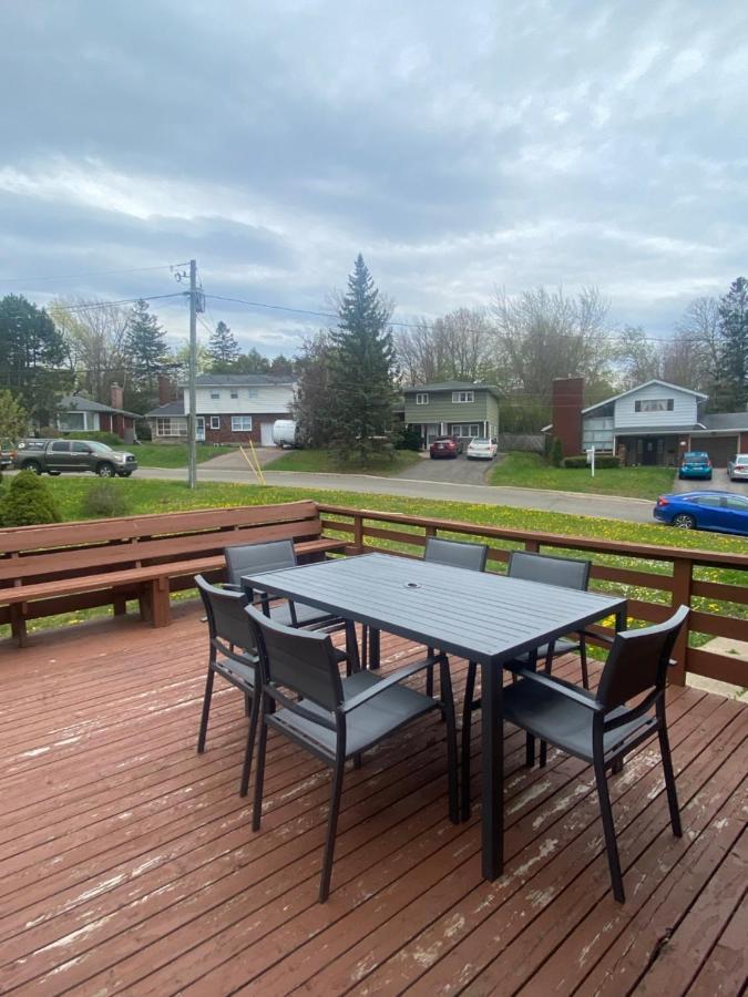Private Room Lakeview House- Westmount Монктън Екстериор снимка