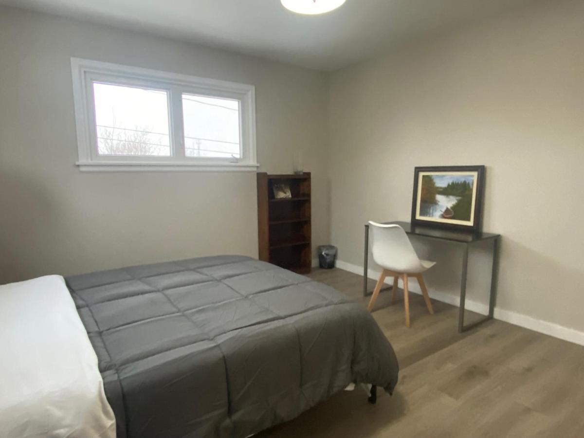 Private Room Lakeview House- Westmount Монктън Екстериор снимка