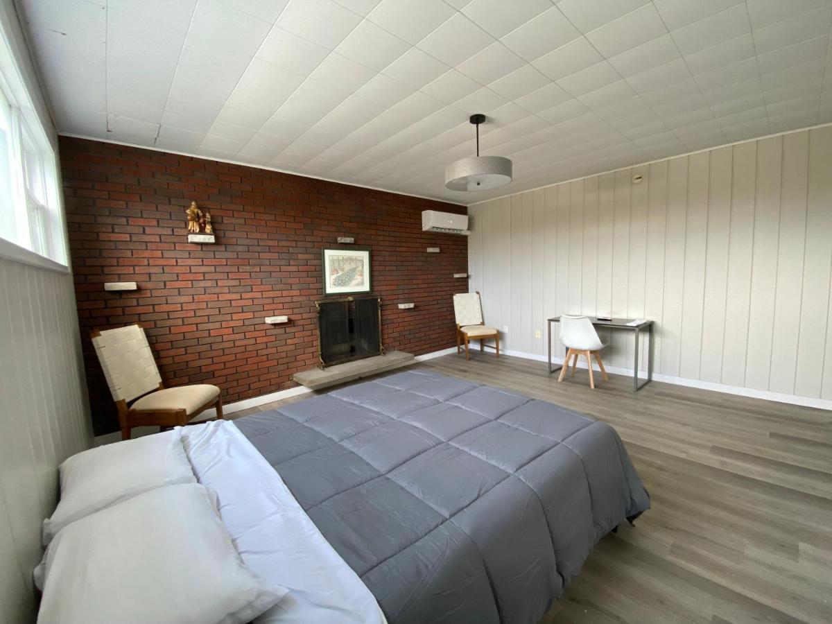Private Room Lakeview House- Westmount Монктън Екстериор снимка